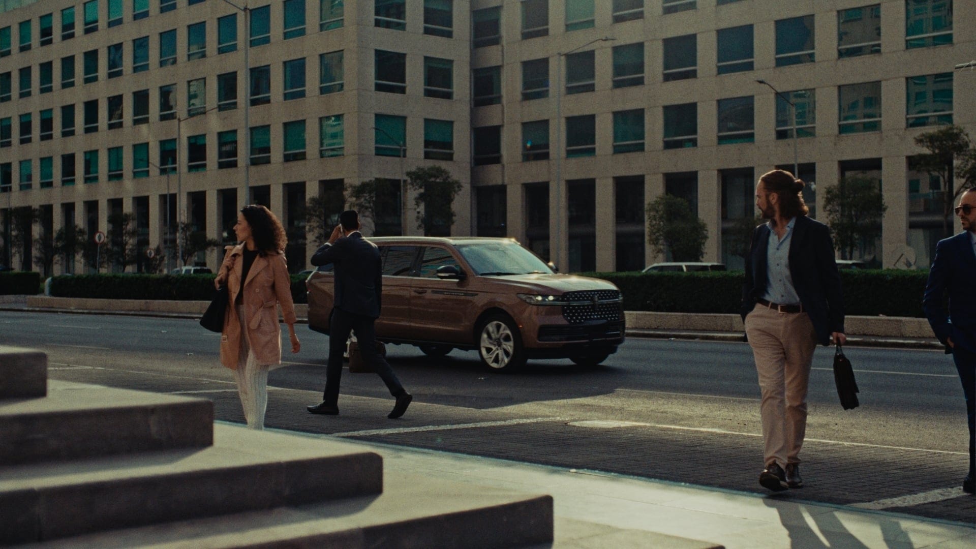 Lincoln — Navigator — colour grade still